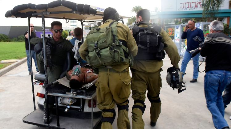 Der bei dem Feuergefecht verwundete israelische Soldat wird in ein Krankenhaus gebracht.