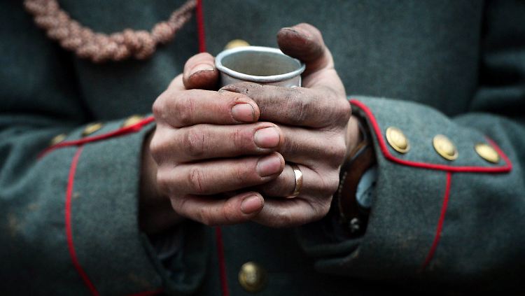 Als die Soldaten 1914 in den Krieg zogen, dachten viele, sie seien an Weihnachten wieder zu Hause (nachgestelltes Bild).