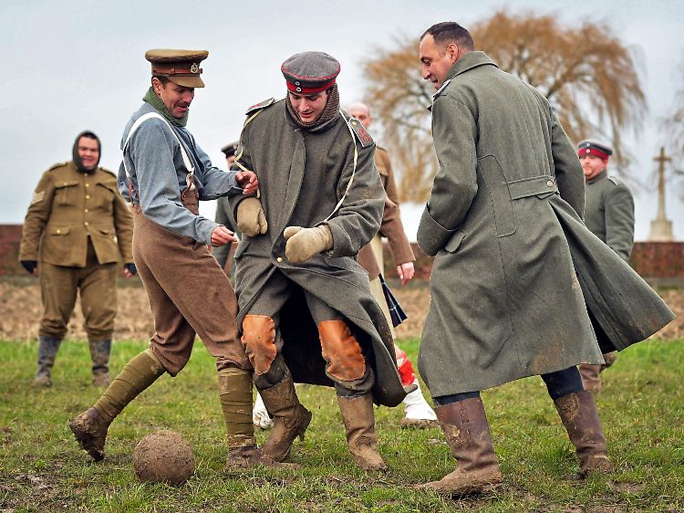 In Belgien wurde der inoffizielle Waffenstillstand 100 Jahre später nachgestellt - inklusive Fußballspiel.