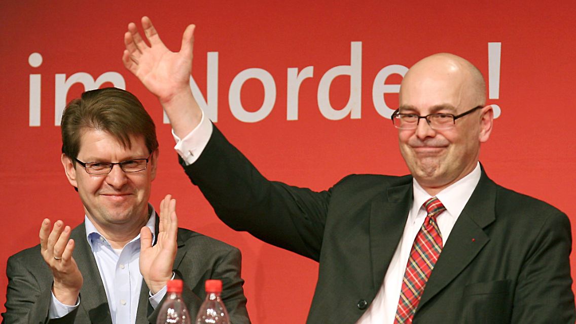 Der Kieler SPD-Oberbürgermeister Albig (r.) will Ministerpräsident Carstensen beerben. Er sei populärer als der Vorsitzende der SPD in Schleswig-Holstein, Stegner (l).