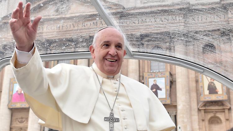 Vor der Christmette rief Papst Franziskus in einem Flüchtlingslager für verfolgte Christen an. Eine Geste, die Mut machen soll.
