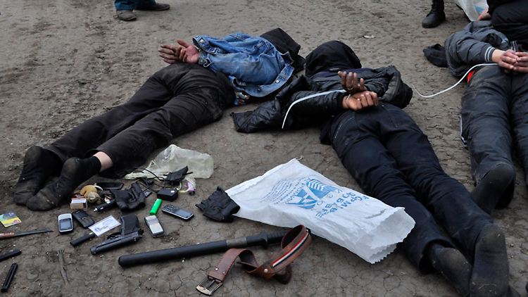 Männer in Zivilkleidung, die im Frühjahr von ukrainischen Regierungstruppen bei deren Offensive in Slawjansk festgenommen wurden.