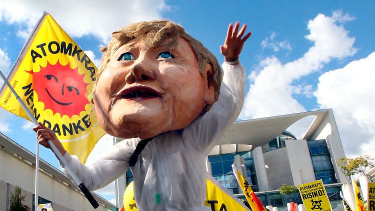 Der Gipfel wird von Protesten vor dem Kanzleramt begleitet.
