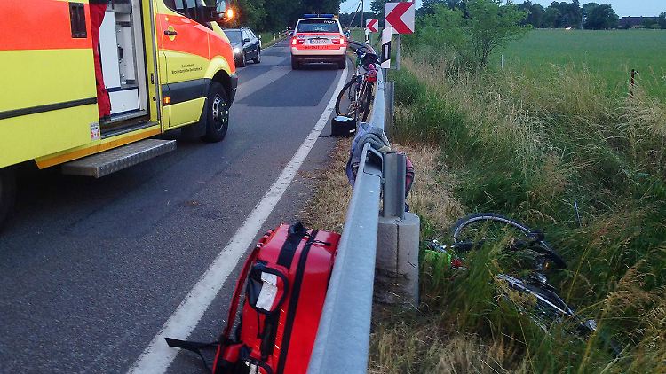 Ein Krankenwagen - hier in Deutschland - blockiert eine Straße, um zu helfen. Manch einer sieht das als Verkehrsvergehen.