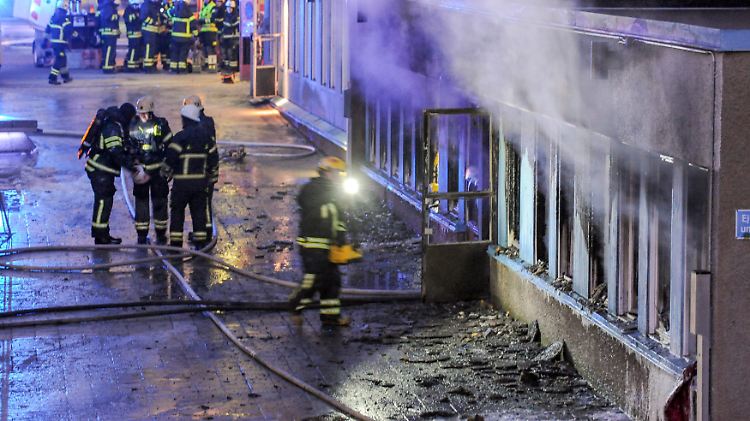 Löscharbeiten vor der ausgebrannten Moschee in Eskilstuna. Verdächtige wurden bislang keine genannt.