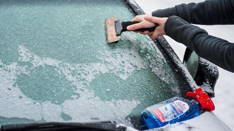 Was macht einen guten Eiskratzer aus? Die Klinge sollte stabil und zugleich anpassungsfähig sein.