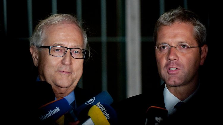 Brüderle (l.) und Röttgen nach zwölf Verhandlungsstunden im Kanzleramt.