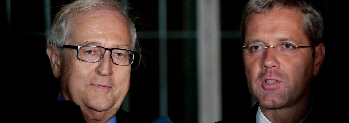 Brüderle (l.) und Röttgen nach zwölf Verhandlungsstunden im Kanzleramt.