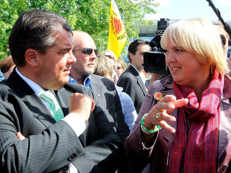 SPD und Grüne - hier die Parteichefs Gabriel (l.) und Roth - wollen gegen die Laufzeitverlängerung klagen.