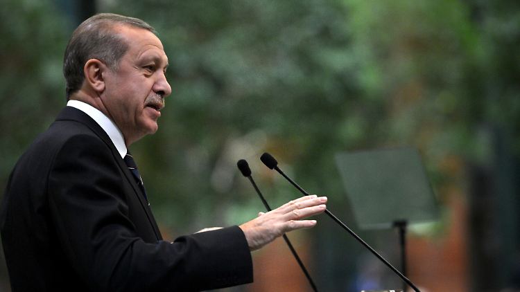 Erdogan machte in letzter Zeit mit Verschwörungsvorwürfen, Razzien und Verhaftungen an Kritikern der Regierung von sich reden. Trotzdem sei die Presse in der Türkei freier als andernorts in der Welt.