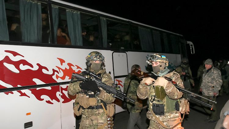 Das russische Staatsfernsehen zeigte Bilder von ukrainischen Gefangenen, die in Donezk Busse bestiegen und zu einem Ort im Norden der Stadt gefahren wurden. 
