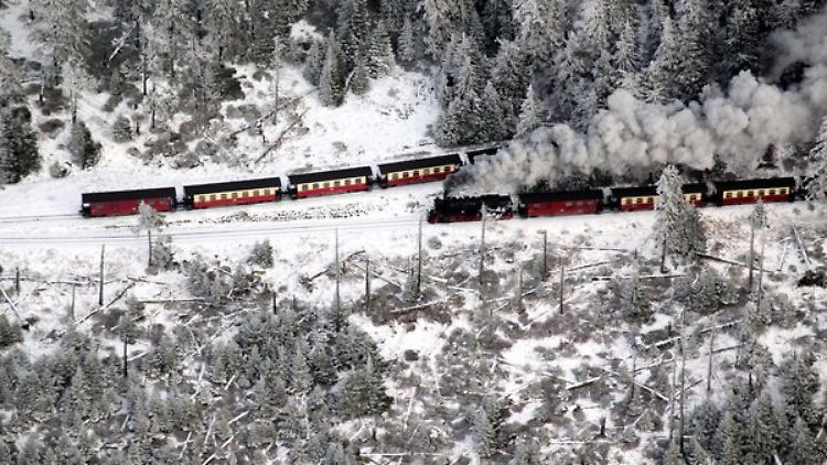 Winterliche Idylle: Die Brocken-Bahn bringt Besucher durch die verschneite Landschaft auf den 1141 Meter hohen Gipfel des Harzes.