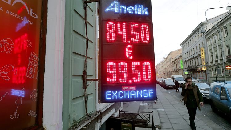 Eine Wechselstube in St.Petersburg Mitte des Monats. Und der Rubel fällt weiter. 