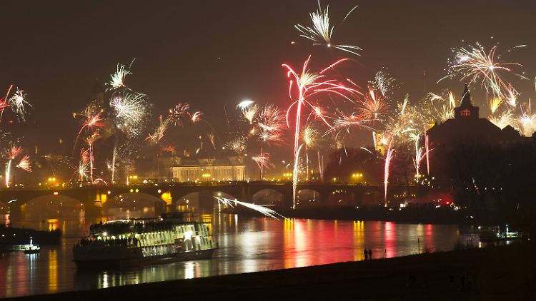 Wie hier in Dresden werden die Deutschen auch dieses Silvester das neue Jahr mit unzähligen Feuerwerkskörpern begrüßen.