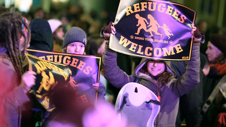 "Refugees welcome" steht auf Plakaten, die Teilnehmer der Kundgebung von "Bündnis Nazifrei" am 22. Dezember dem Dresdner Schlossplatz tragen. 
