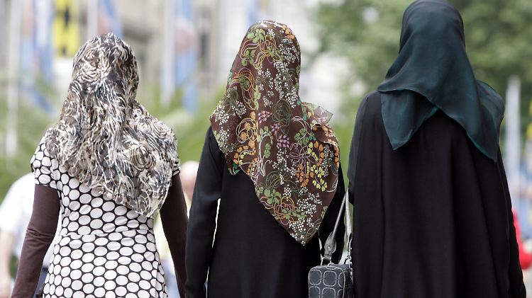 Bisher ist es muslimischen Lehrerinnen strikt untersagt, im Unterricht ein Kopftuch zu tragen - mit Ausnahme des Religionsunterrichts.
