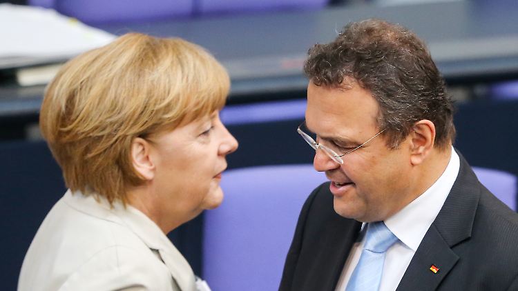 Merkels ehemaliger Innenminister Friedrich teilt aus.