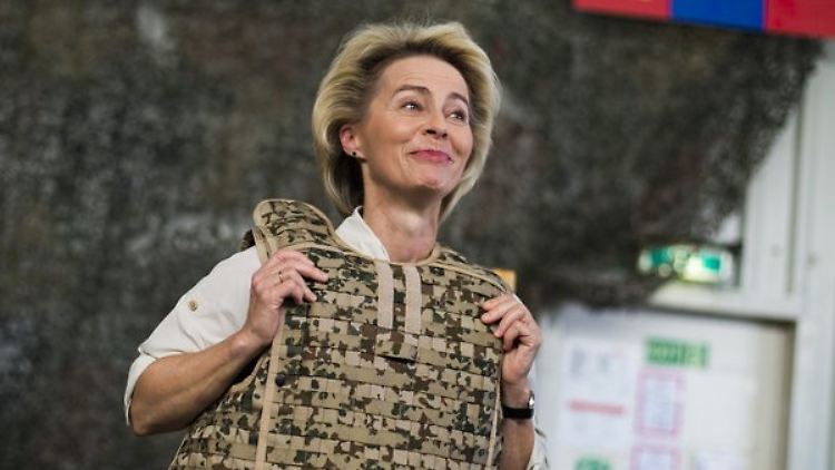 Gut geschützt? Aus Pressebildern basteln Hacker den Fingerabdruck von Verteidigungsministerin von der Leyen nach.
