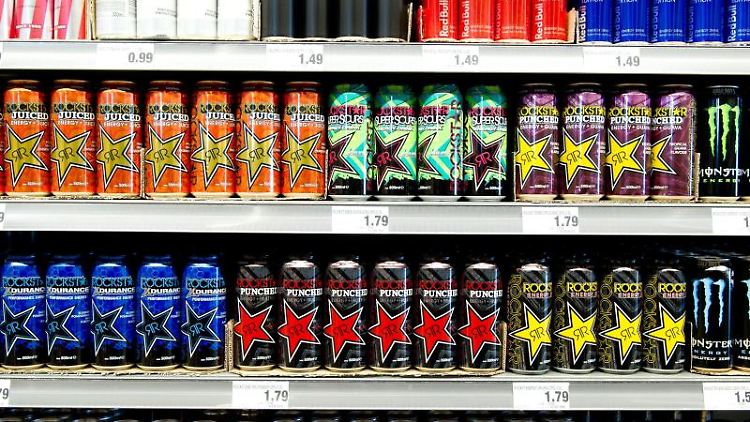 Bunt, aber nicht unbedingt gesund: Energy-Drinks in einem Getränkemarkt.