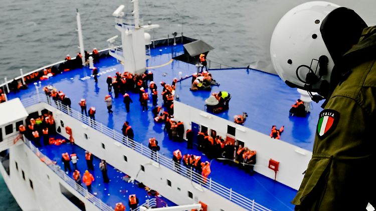 Blick aus dem Rettungshubschrauber auf die "Norman Atlantic" - die Passagiere tragen Rettungswesten und werden einzeln in den Helikopter hochgezogen.