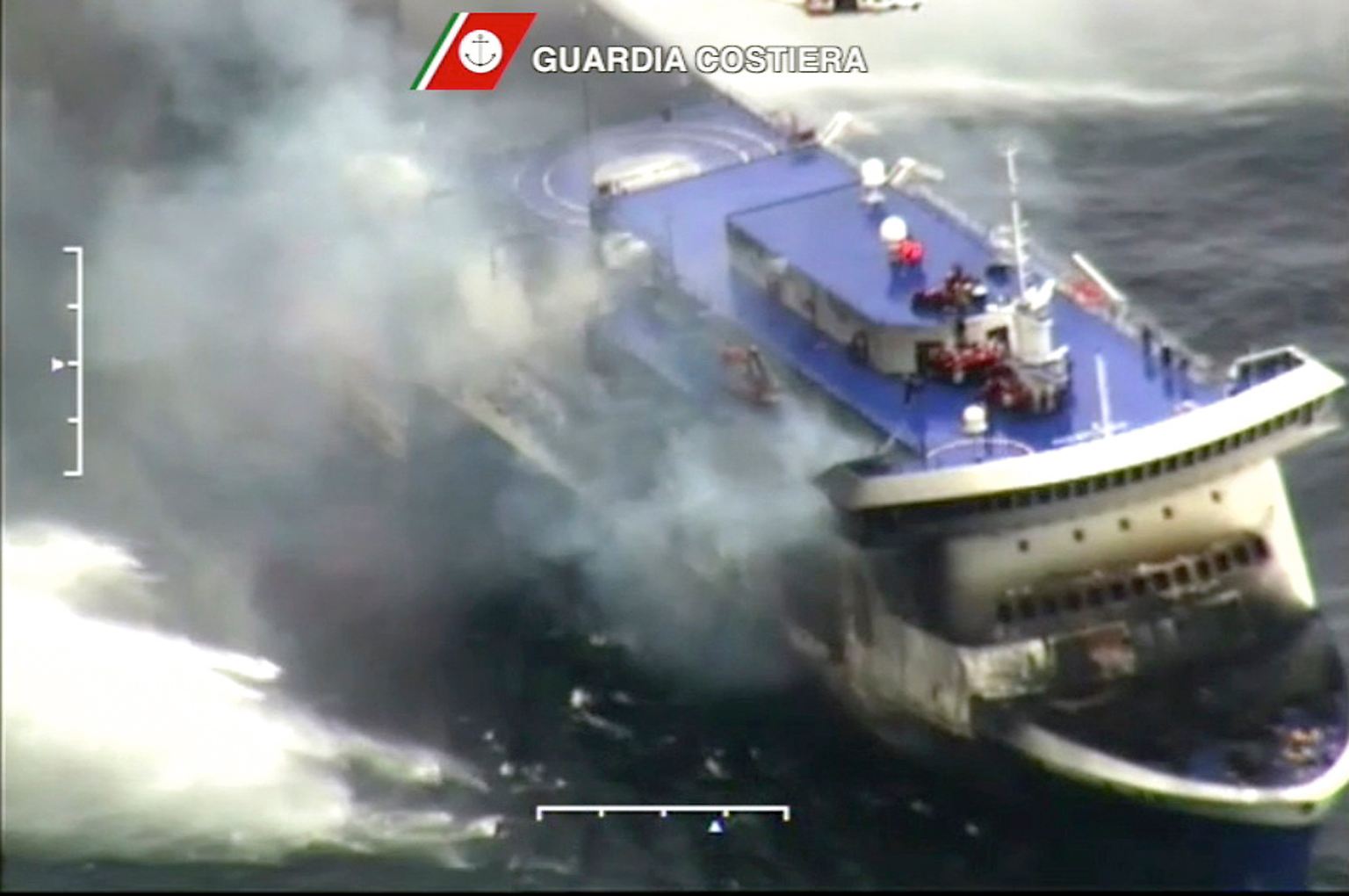Dichter Qualm steigt von der "Norman Atlantic" auf. 