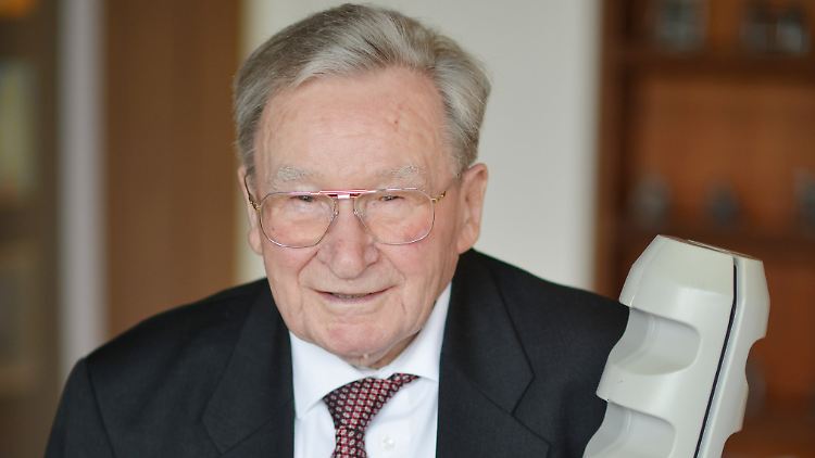 Arthur Fischer mit einer seiner populärsten Erfindungen: dem Dübel.