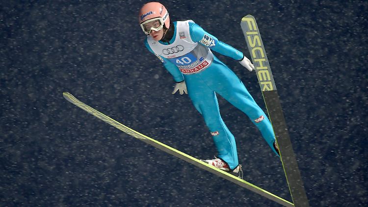 Der Österreicher Stefan Kraft flog zum Auftakt der Vierschanzentournee in Oberstdorf an die Spitze.
