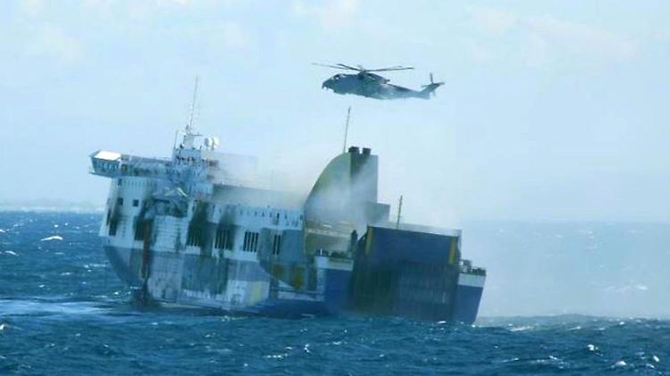 Das Bild der italienischen Marine zeigt Rettungsarbeiten an der havarierten Fähre.