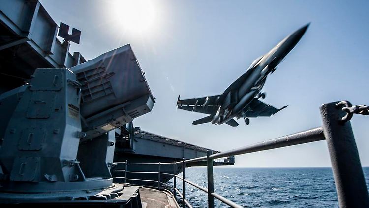 Ein F-18-Kampfjet hebt vom US-Flugzeugträger USS Carl Vinson ab.