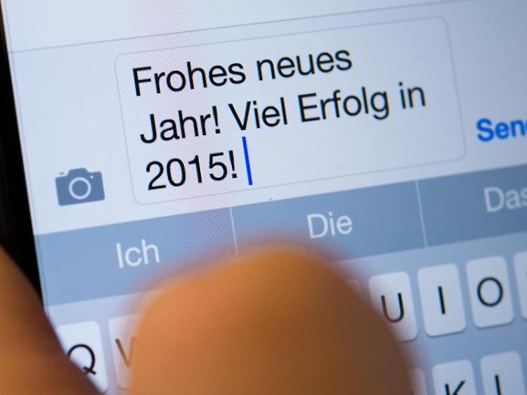 Der Neujahrsgruß per SMS ist bei den Deutschen ziemlich beliebt. Damit die Nachricht auch pünktlich ankommt, sollte sie möglichst nicht direkt um Mitternacht gesendet werden.