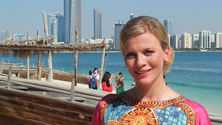 Eva Habermann vor der Skyline von Abu Dhabi.