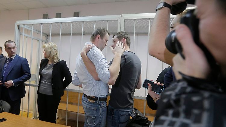 Alexei Nawalny und sein Bruder Oleg im Moskauer Gerichtssaal.