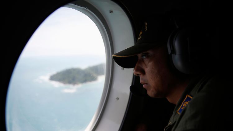 Indonesische Retter suchen nach QZ8501 - hätte das Flugzeug mit Echtzeit-Tracking schneller gefunden werden können?