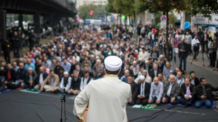 Muslime treffen sich in Berlin zum Freitagsgebet auf der Straße. Sie versuchen möglichst öffentlichkeitswirksam, verirrte Glaubensbrüder davon abzuhalten, sich dem IS anzuschließen.