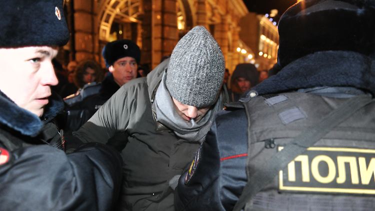 Alexej Nawalny wurde auf dem Weg zu einer Demonstration gegen die Politik des Kreml verhaftet.