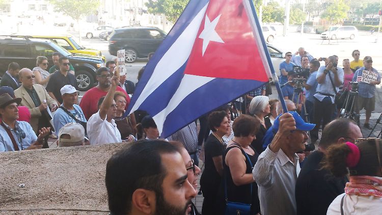 Demonstranten in Florida bekunden ihre Solidarität mit den kubanischen Dissidenten.