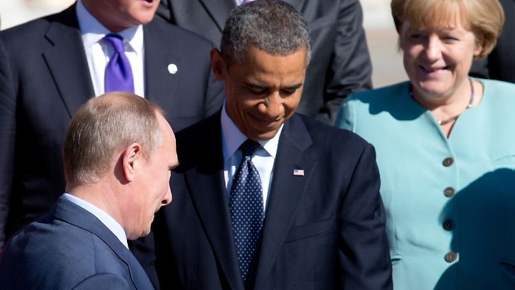 US-Präsident Obama (Mitte) und Kanzlerin Merkel (r.) erhielten Neujahrs-Post von Russlands Präsident Putin (li.).