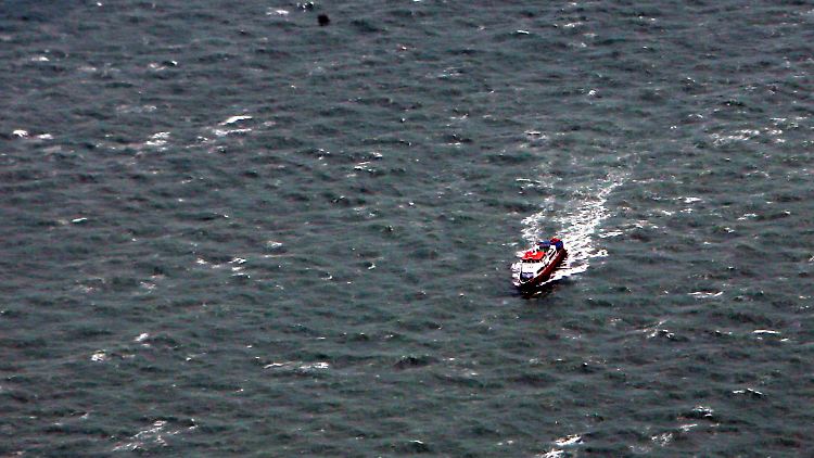 Mehrere Rettungsschiffe sind im Einsatz, um weitere Leichen und Wrackteile zu bergen.