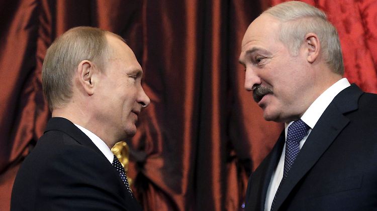 Den russischen Präsidenten Putin (l.) und den weißrussischen Präsidenten Lukaschenko (r.) verbindet eine enge politische Freundschaft.