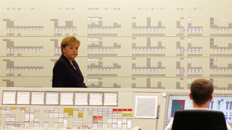 Unpopuläre Richtungsentscheidung: Als studierte Physikerin versteht Angela Merkel - hier bei einem Besuch in der Steuerzentrale des RWE-Reaktors in Lingen - immerhin wohl mehr von der Materie als der durchschnittliche Stromverbraucher.