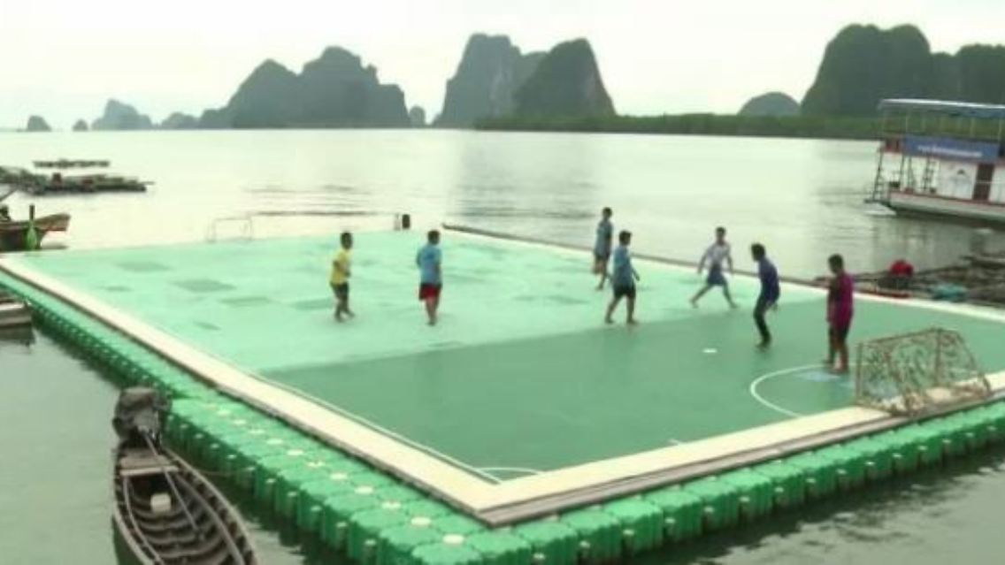 fußball schwimmen.JPG
