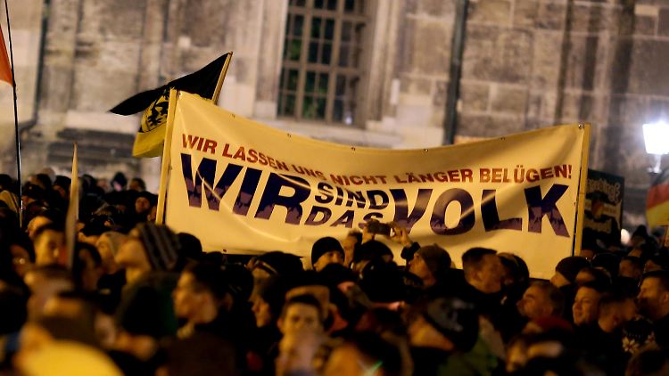 "Wir sind das Volk", steht auf Spruchbändern der Pegida. Die AfD will die Anhänger der Bewegung für sich gewinnen.