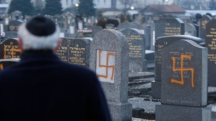 Geschändete jüdische Gräber in Cronenbourg. Immer mehr Juden fühlen sich in Frankreich nicht mehr sicher.