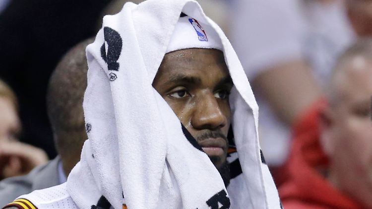 NBA-Mittelmaß: Die Rückkehr von LeBron James hat die Cleveland Cavaliers noch nicht zu einem Spitzenteam gemacht. Jetzt fällt der Superstar aus.