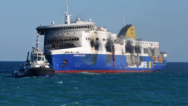 Das Wrack der "Norman Atlantic" wird nach seiner Ankunft im Hafen von Brindisi untersucht.
