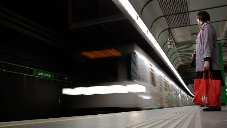 Ein 58 Jahre alter Obdachloser war in einem Aufzug einer Wiener U-Bahn-Station zusammengebrochen.