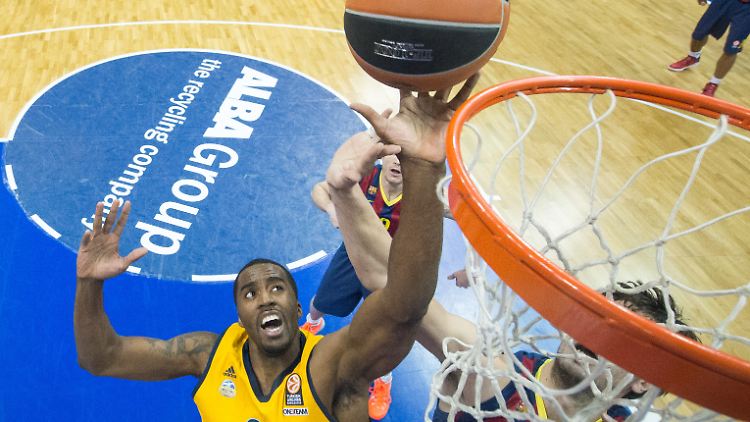 Alba behält die Oberhand: Berlins Jamel McLean (l.) und Barcelonas Ante Tomic (r.) kämpfen um den Ball.