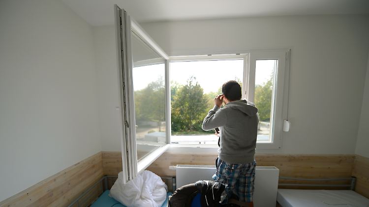 "Deutschland zügig wieder verlassen": Ein Asylbewerber am Fenster seiner Unterkunft in einem Heim im Main-Taunus-Kreis (Archivbild).
