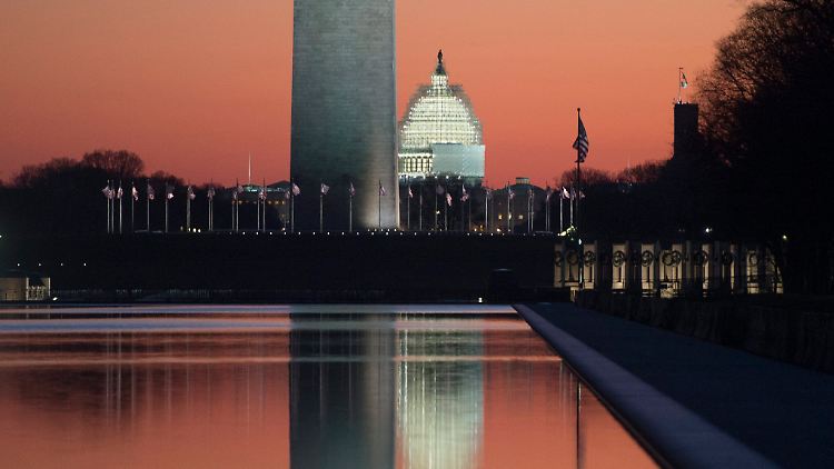 Die US-Hauptstadt zwischen den Jahren: Die eingerüstete Kapitolskuppel und der an George Washington erinnernde Obelisk spiegeln sich im "Reflecting Pool" der "National Mall".
