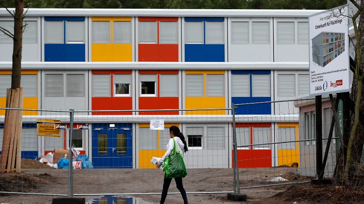 In Berlin-Köpenick hat ein neues Zentrum mit Unterkünften für Asylsuchende eröffnet.